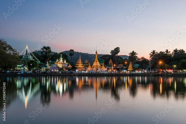 Fototapeta Reflection of Wat Chong Kham in the lake after sunset