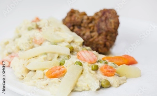 Fototapeta Vegetarisch mit Herz - Grünkernbratlinge auf buntem Gemüse, lecker, frisch und schnell in der Zubereitung