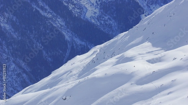 Fototapeta Wilde extreme Abfahrt in den Alpen