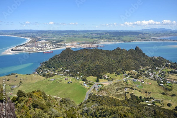 Fototapeta Szefowie portu Whangarei z Mt Manaia przedstawiający rafinerię ropy w Marsden Point.