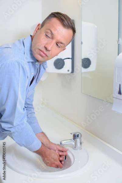 Fototapeta man washing hands