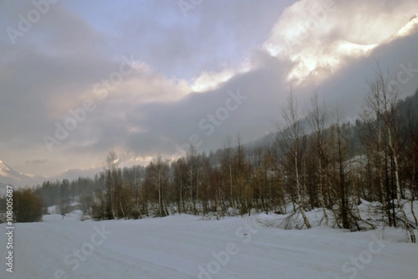 Fototapeta la vetta del monte Bianco velata di nuvole all'alba