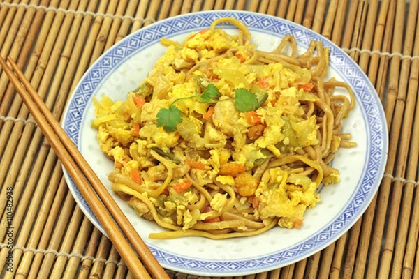 Fototapeta nouilles bami goreng au poulet 