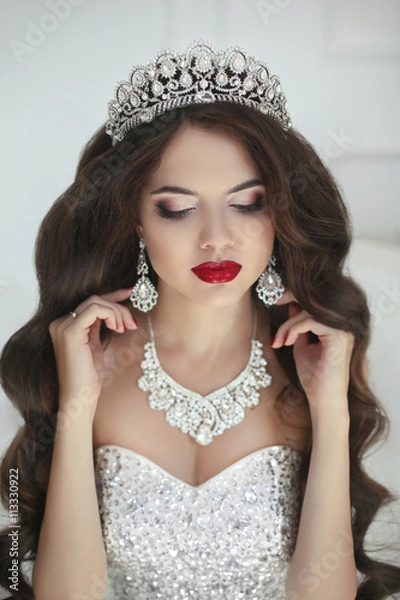 Obraz Beautiful bride makeup, fashion jewelry. Elegant brunette woman