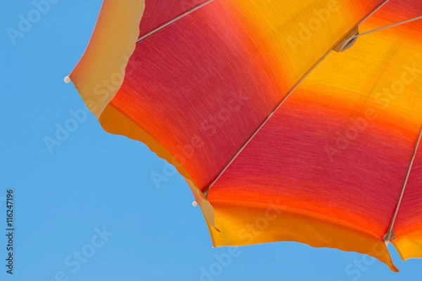 Fototapeta Bunter Sonnenschirm, blauer Himmel