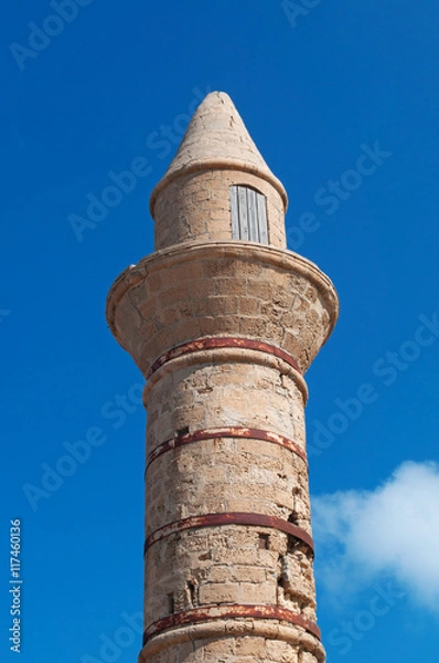 Fototapeta Cesarea Marittima, Israele: il minareto della Moschea bosniaca nel parco archeologico nazionale di Cesarea il 2 settembre 2015