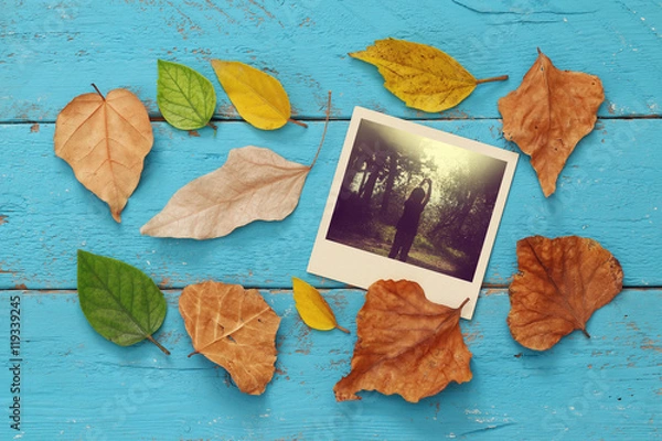 Fototapeta Autumn background with dry leaves and old photo frames