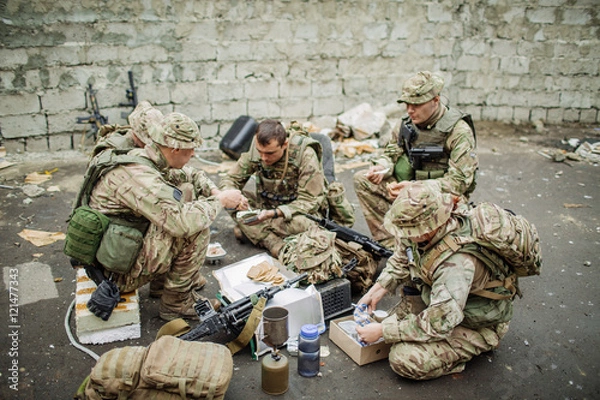 Fototapeta british soldiers team eating on the battlefield