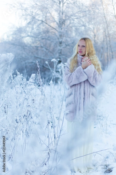 Fototapeta Model in winter forest