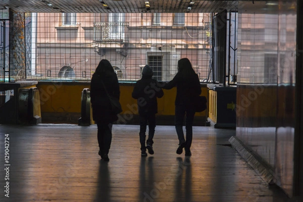 Fototapeta Silhouettes in the underground passage 