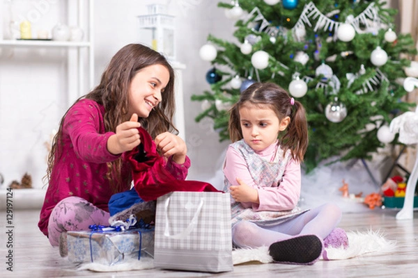 Fototapeta Sorelle che aprono i regali di Natale