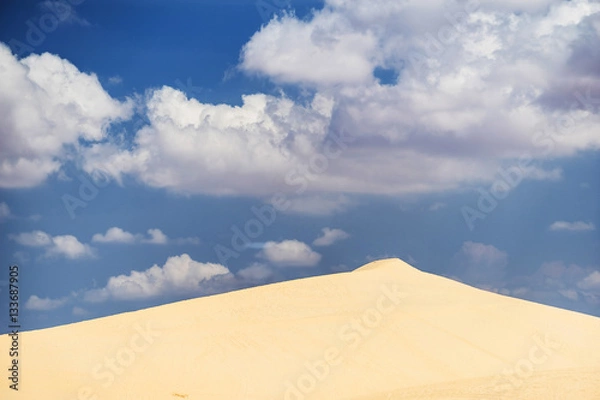 Fototapeta High contras sand desert landscape with beautiful cloudscape.