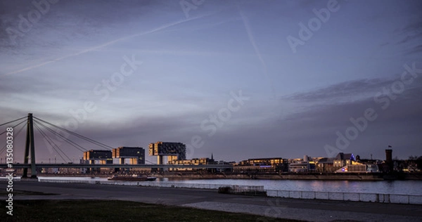 Fototapeta Eine Brücke über den Rhein bei Köln im Sonnenaufgang