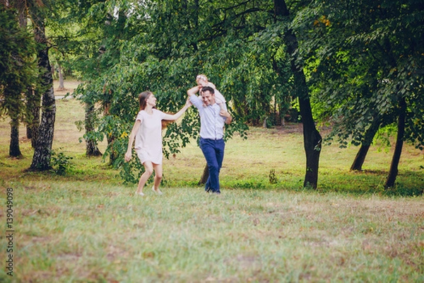 Obraz family in park