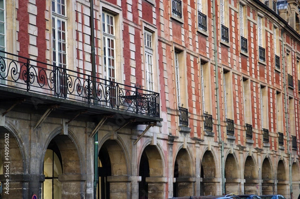 Fototapeta Façade d'un immeuble de la place des Vosges - 3