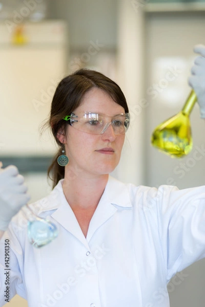 Fototapeta junge Laborantin bei der Arbeit