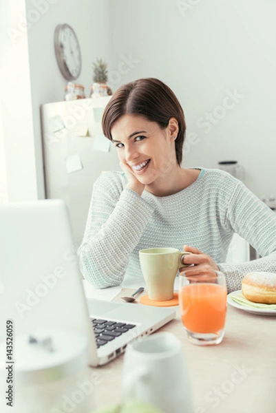 Fototapeta Woman connecting in the kitchen