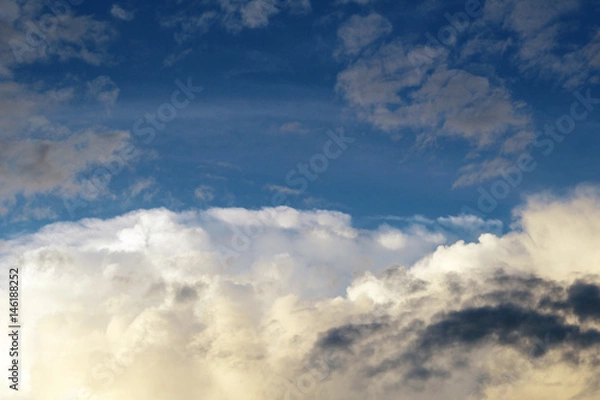 Fototapeta cielo azul con nubes blancas y negras