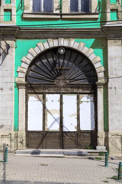 Fototapeta Old obsolete arch wooden door