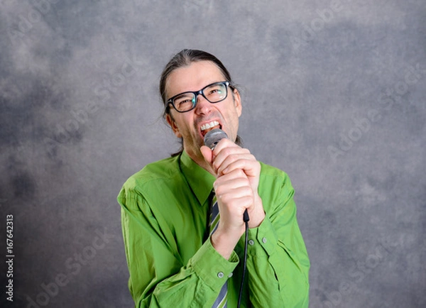 Fototapeta crooner in green shirt and necktie