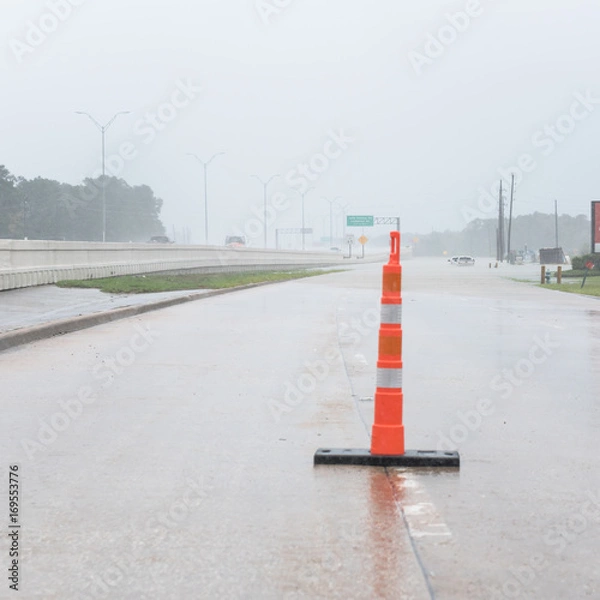 Fototapeta Wysoka woda wznosząca się w pierzei North Sam Houston Parkway na północny wschód od Houston ze stożkiem ruchu. Pickup zalany przez powódź Harvey Tropical Storm. Temat roszczenia z tytułu ubezpieczenia pojazdów mechanicznych od katastrofy