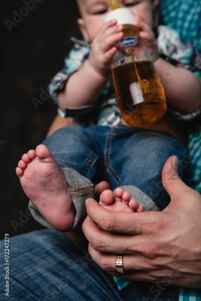 Fototapeta little boy eating from bottle