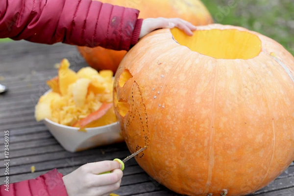 Fototapeta Mädchen bastelt Halloween Kürbis