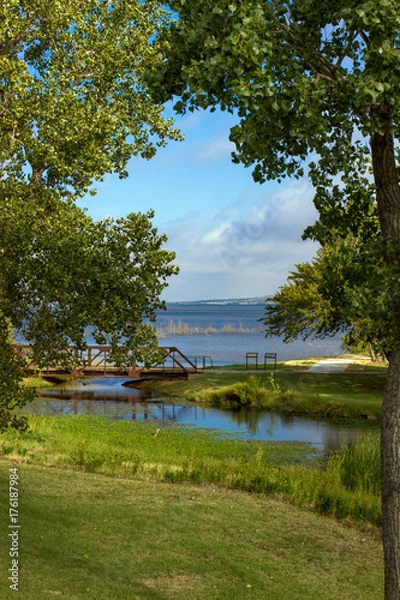 Fototapeta Great Plains State Park in Oklahoma, walking path along the Tom Steed Reservoir