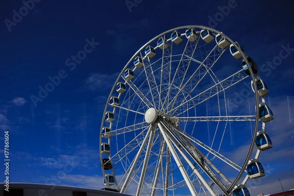 Fototapeta ferris wheel against a blue sky background