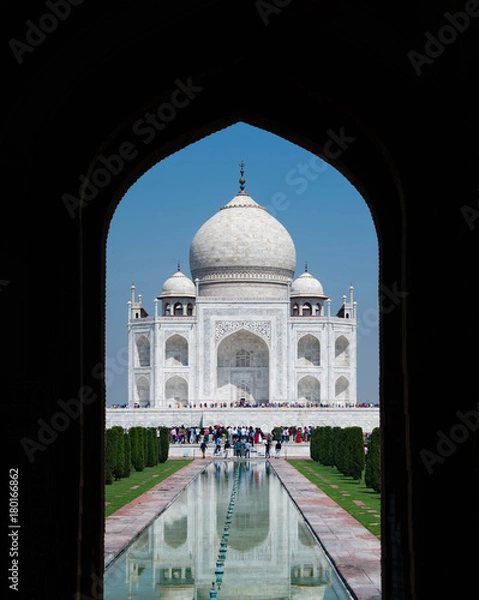 Fototapeta Taj Mahal przez Wejście Łukowe W Agrze w Indiach