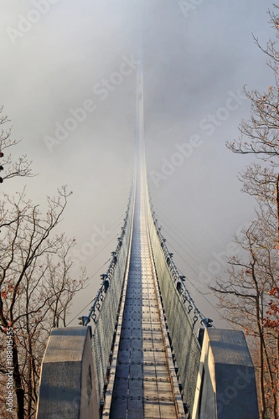 Fototapeta Most wiszący w pobliżu Mörsdorf w Hunsrück, złe perspektywy we mgle