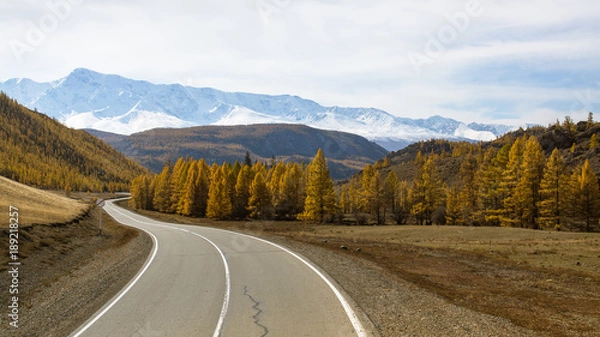 Fototapeta Chuya highway and mountain North-Chuya ridge of Altai mountains, Russia.