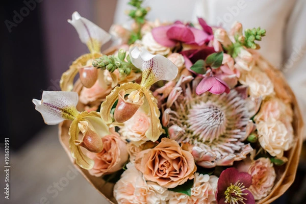 Fototapeta Girl holding a beautiful bouquet of champagne colour flowers