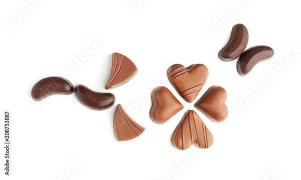 Fototapeta Beautiful composition with tasty chocolate candies on white background, flat lay