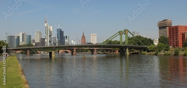 Fototapeta Framkfurt: Flößerbrücke und Skyline