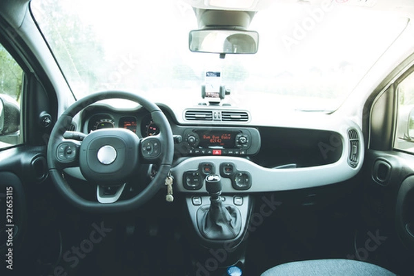 Fototapeta Auto Cockpit von innen, Interieur, Hände am Lenkrad, Smartphone in Handyhalterung, Navigation 