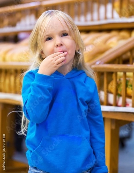 Fototapeta Little Girl in a Supermarket