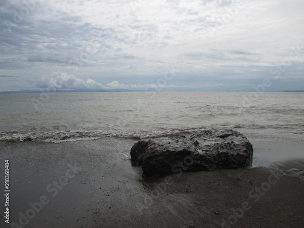 Fototapeta Roca en una playa de Costa Rica América Central