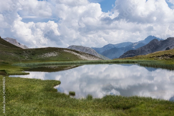 Fototapeta Photo de paysage panoraminque de haute montagne et de chemins de randonnée dans les alpes