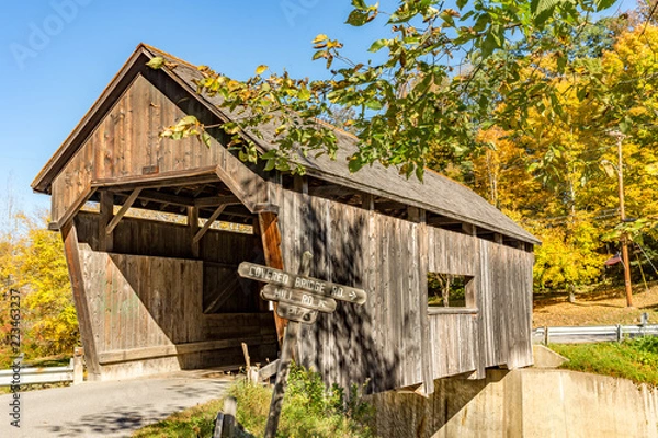 Fototapeta A Covered Bridge in Vermont in Autumn