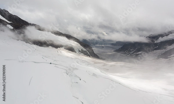 Fototapeta Burzliwe niebo nad lodowcem Aletsch