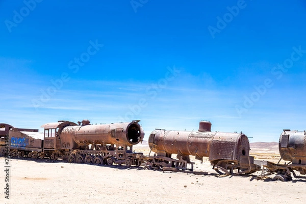 Fototapeta vieux train rouillé métal dans le désert de sel de Bolivie Cimetière