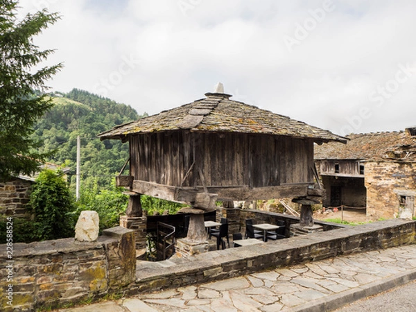 Fototapeta Paisaje con Hórreo antiguo Gallego en Taramundi pueblo de Lugo, España, en verano de 2018