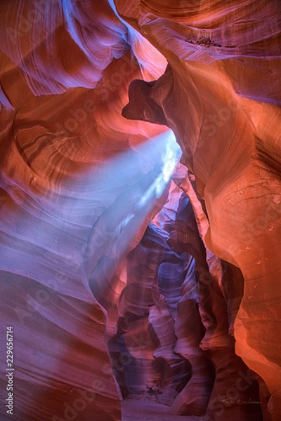 Fototapeta Slot Canyon Slanted Light Beam