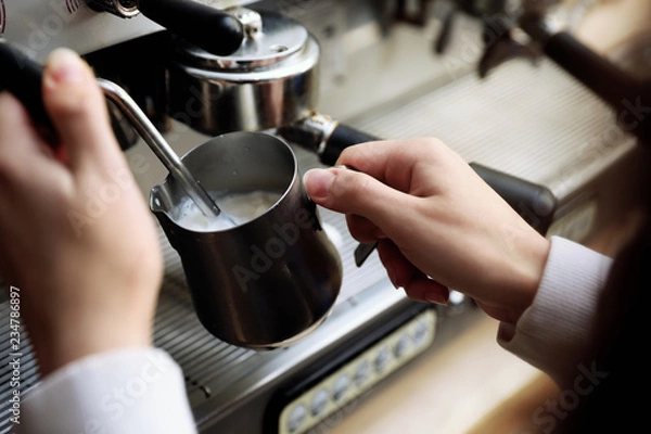 Fototapeta Barista parze mleko za pomocą nowoczesnego ekspresu do kawy, zbliżenie