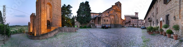 Fototapeta Castell'Arquato, piazza con abside, castello e palazzo del Podestà a 360° 
