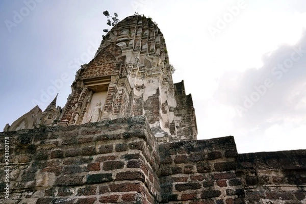 Fototapeta The Wat Ratchaburana is a Buddhist temple located in Ayutthaya, Thailand. This place also be one of ayutthaya historical park.