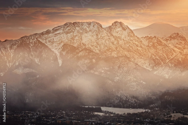 Fototapeta smog over a mountain town