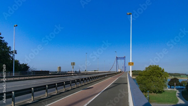 Fototapeta Brücke durch Rhein in Duisburg