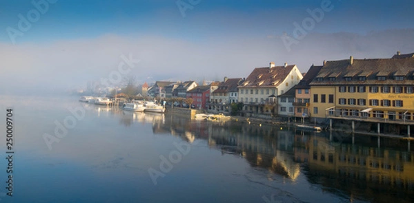 Fototapeta Nebelstimmung am frühen Morgen in Stein am Rhein